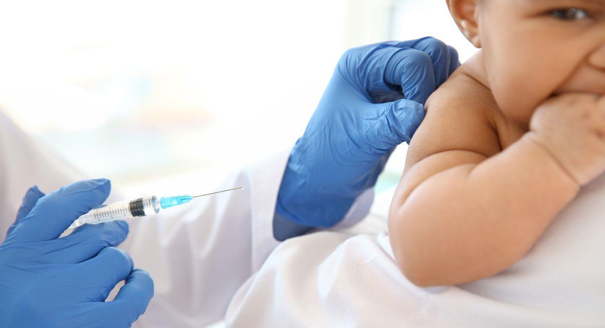COVID-19: FDA aprobó nuevas vacunas para bebés mayores de 6 meses. Foto: Shutterstock