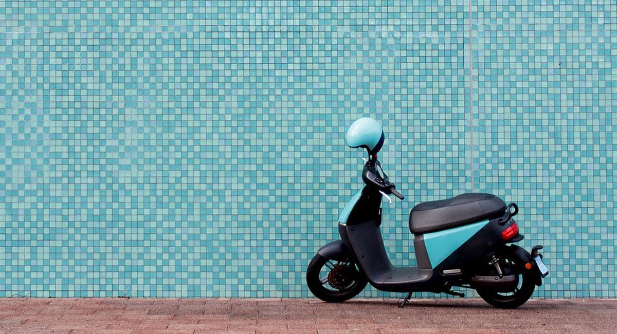 Las motos mal parqueadas son la principal causa de comparendos en el país. Foto: Pixabay