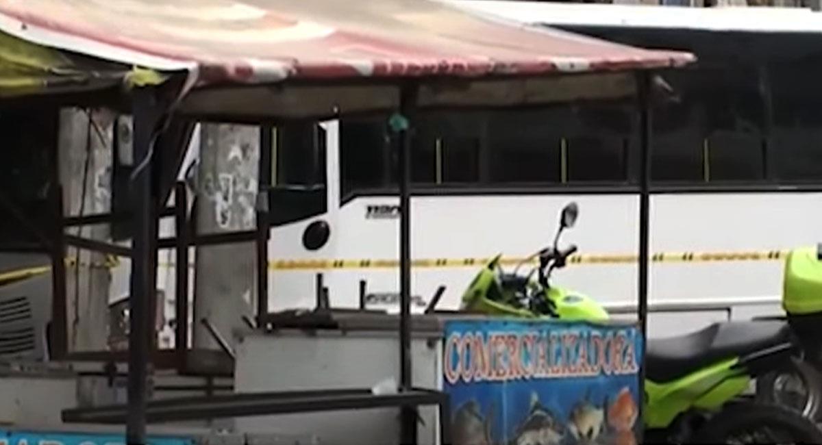 Dos personas murieron cuando viajaban en una motocicleta y fueron embestidas por un bus escolar. Foto: Youtube