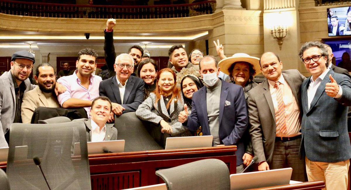 El ministro de Salud, Guillermo Jaramillo y la bancada del Pacto Histórico al final de debate de reforma a la salud. Foto: Twitter @MinSaludCol