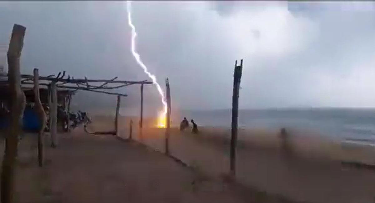 Un rayo cayó en una playa de México desatando una tragedia. Foto: Youtube Captura de pantalla