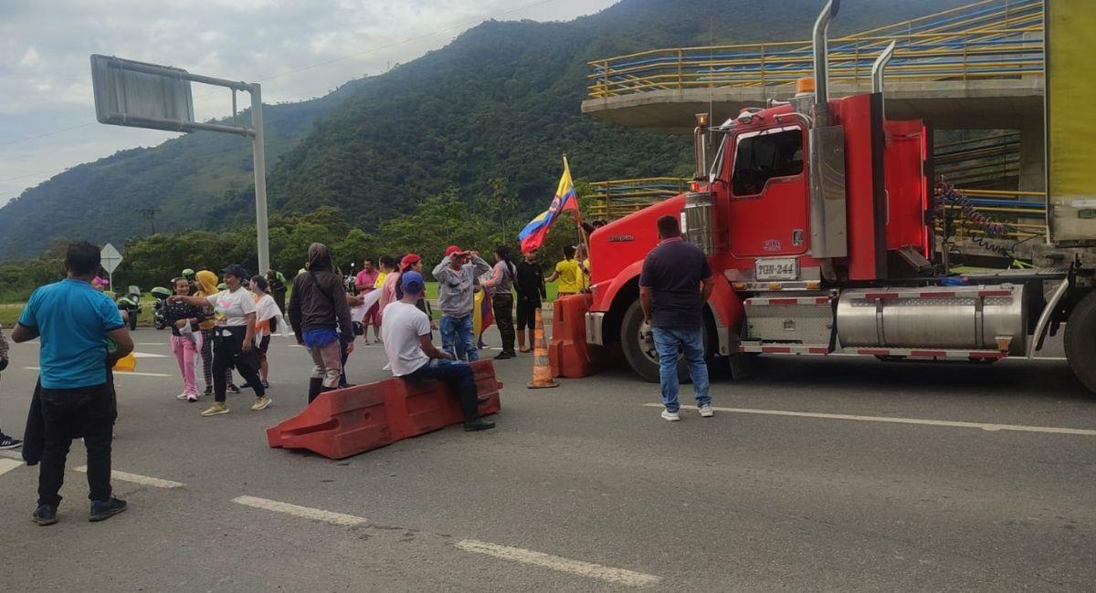 Manifestaciones en Guayabetal mantienen cerrada la vía al Llano. Foto: Twitter @CoviandinaSAS