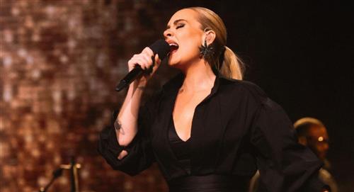 Adele dejó a todos en shock al aparecer en concierto con la bandera de Colombia 