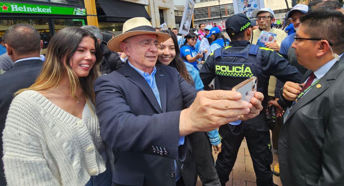Álvaro Uribew estuvo en al mañana del lunes en el centro de Bogotá apoyando a sus candidatos al concejo. Foto: Twitter @AlvaroUribeVel