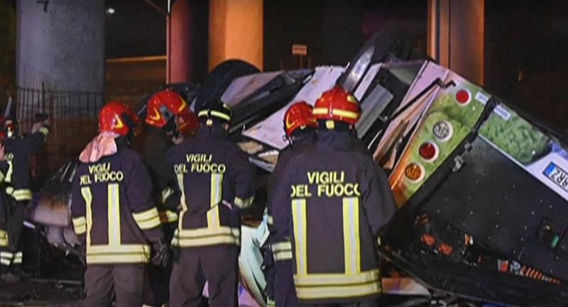 Autobús cae de puente en Italia dejando 21 fallecidos