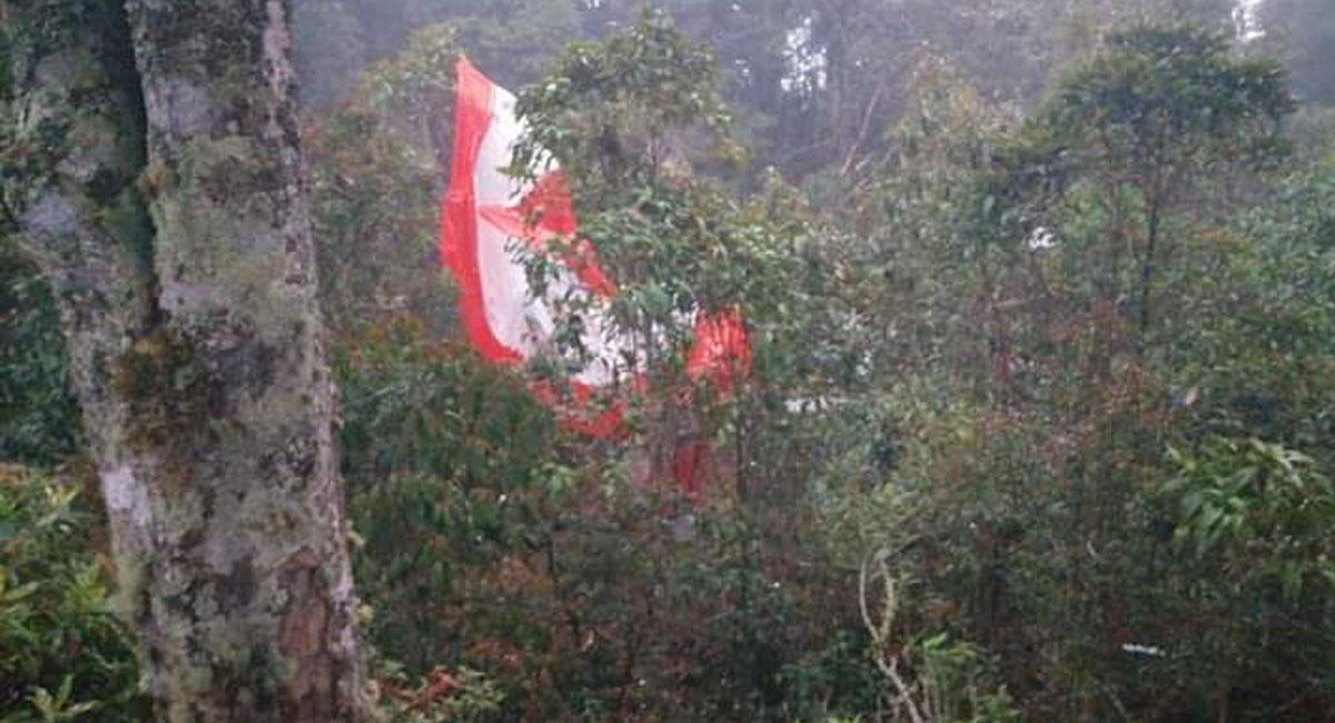 Restos de la aeronave quedaron esparcidos por el lugar del siniestro en las montañas de Cundinamarca. Foto: Twitter