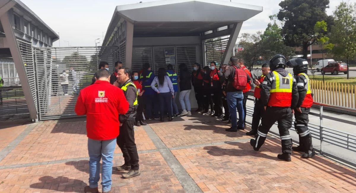 Portal de Las Américas amanece cerrado por fuerte incendio en Patio Bonito. Foto: Twitter @TransMilenio