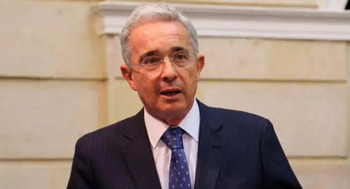 Álvaro Uribe Vélez continuará siendo investigado por la Fiscalía. Foto: Twitter