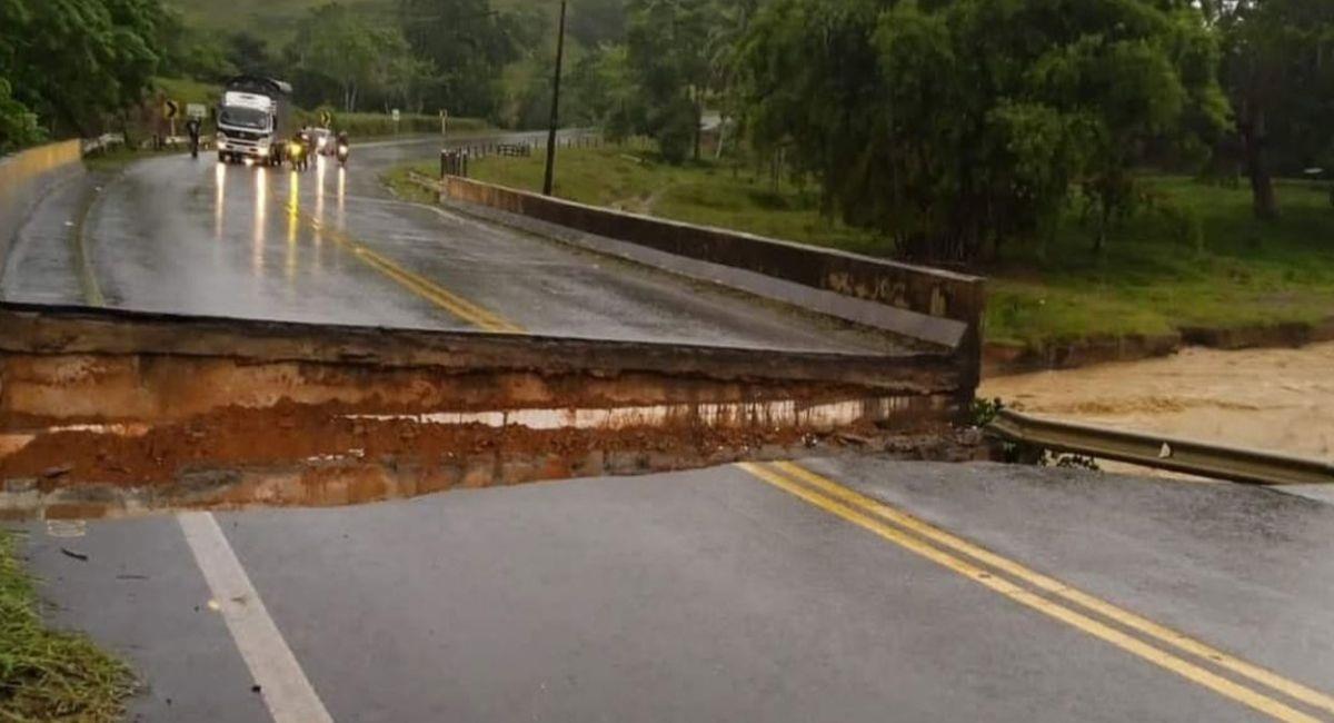 Hay cierre total de la vía nacional Urabá-Montería por la caída de un puente. Foto: Twitter