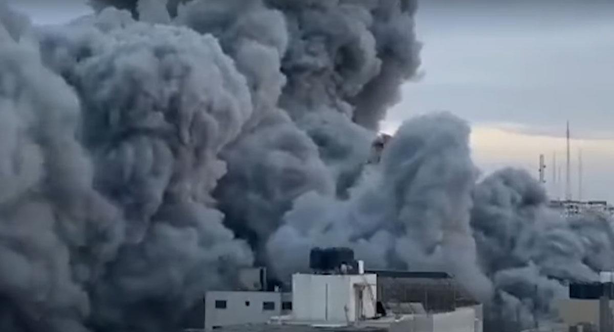 Nubes de fuego y humo se levantan en barrios de poblaciones de la franja de Gaza con los bombardeos. Foto: Youtube