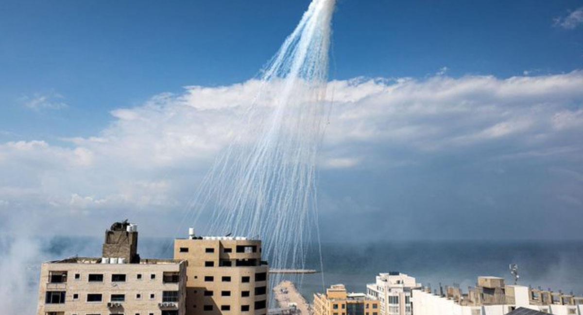 Nubes de fósforo blanco se alza entre el humo y el polvo en Gaza. Foto: Youtube