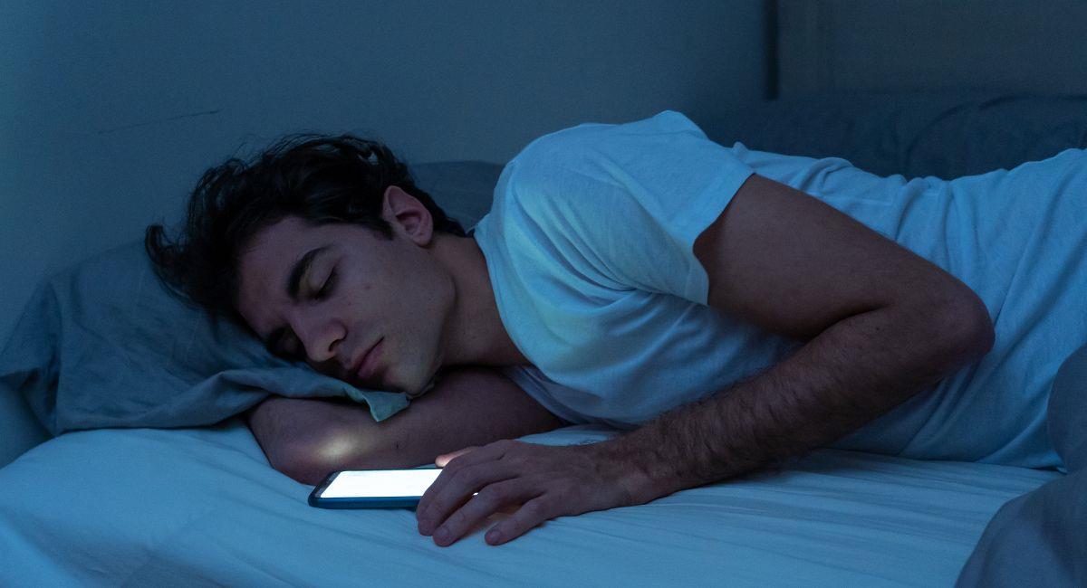 Los peligros para la salud de dormir con el celular cerca de la cama. Foto: Shutterstock
