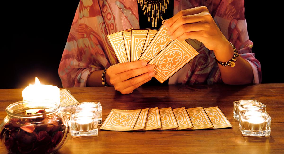 Un tarotista profesional usa las cartas del tarot para conectar con tu campo vibracional único. Foto: Shutterstock