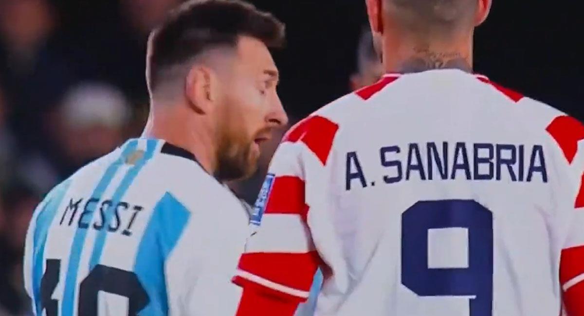 Lionel Messi y Antonio Sanabria se enfrentaron verbalmente en el partido Argentina vs Paraguay. Foto: Twitter @LaTiburoneta