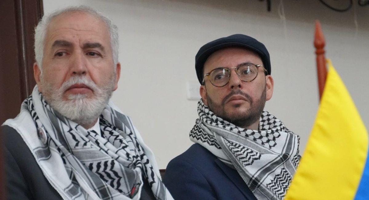 El embajador de Palestina en Colombia (izq.) también resaltó la férrea defensa de Petro a la resistencia palestina en medio de los ataques irsaelíes en Gaza. Foto: Twitter @BecerraGabo