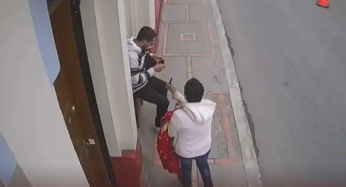 Captura de pantalla. Alerta en Tunja por mujer que ataca a hombres con puñal sin mediar palabra. Foto: Twitter