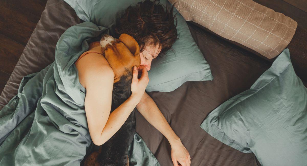 Estudio: las mujeres duermen mejor con su perro que con su pareja. Foto: Shutterstock