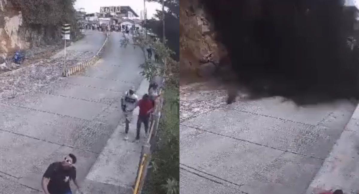Algunos turistas lograron esquivar la caída de tierra debido al desmoronamiento de la piedra de El Peñol. Foto: Youtube