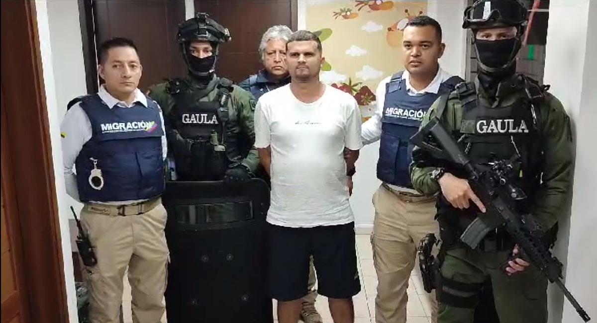 Autoridades colombianas reciben de las ecuatorianas a alias ´Satanás´, capturado en Loja. Foto: Twitter @MigracionColombia