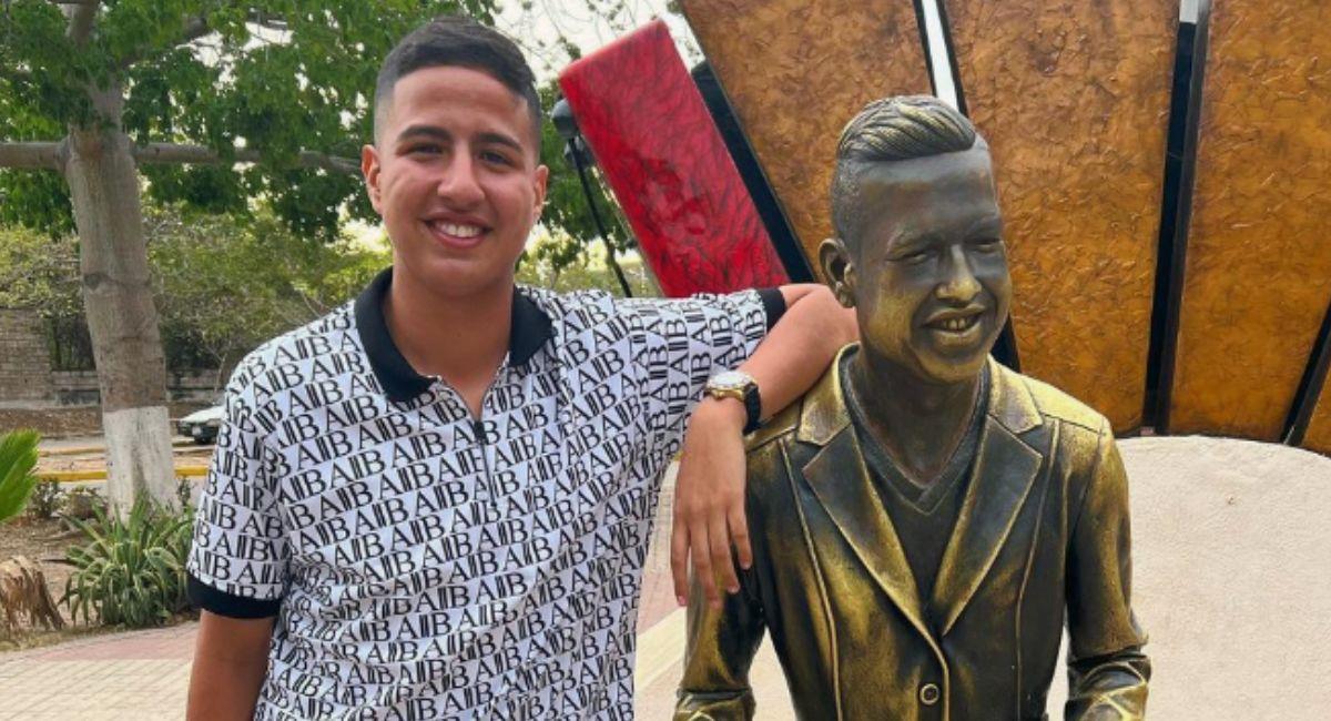 Martín Elías Jr. posando junto a la estatua de su padre. Foto: Instagram @martineliasjr