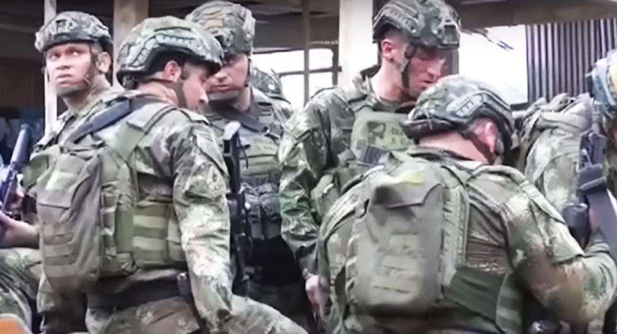 En camionetas fueron sacados los soldados que custodiaban El Plateado en Cauca. Foto: Youtube