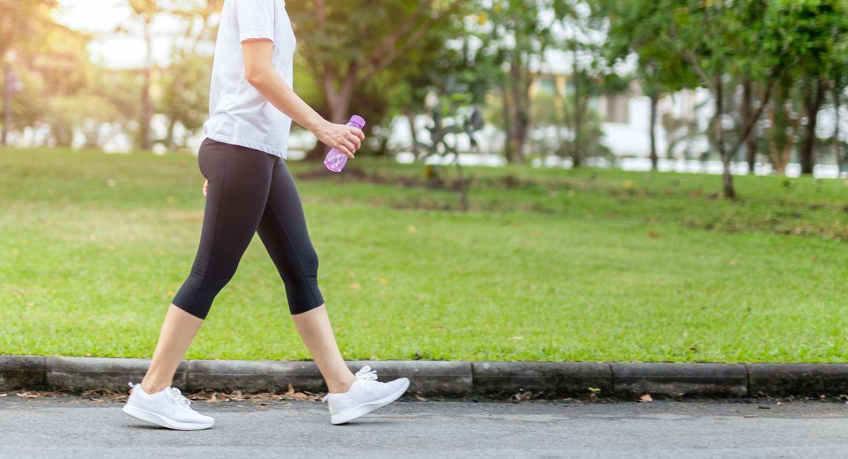 Los beneficios de caminar 30 minutos al día, según expertos. Foto: Shutterstock