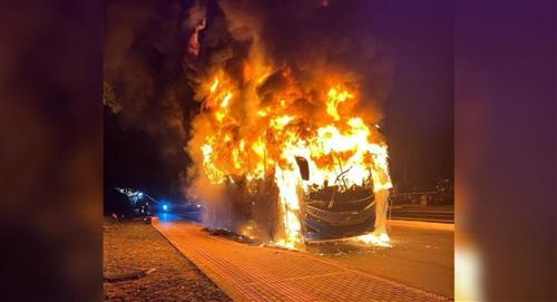 Desconocidos incendiaron bus a la salida de Popayán