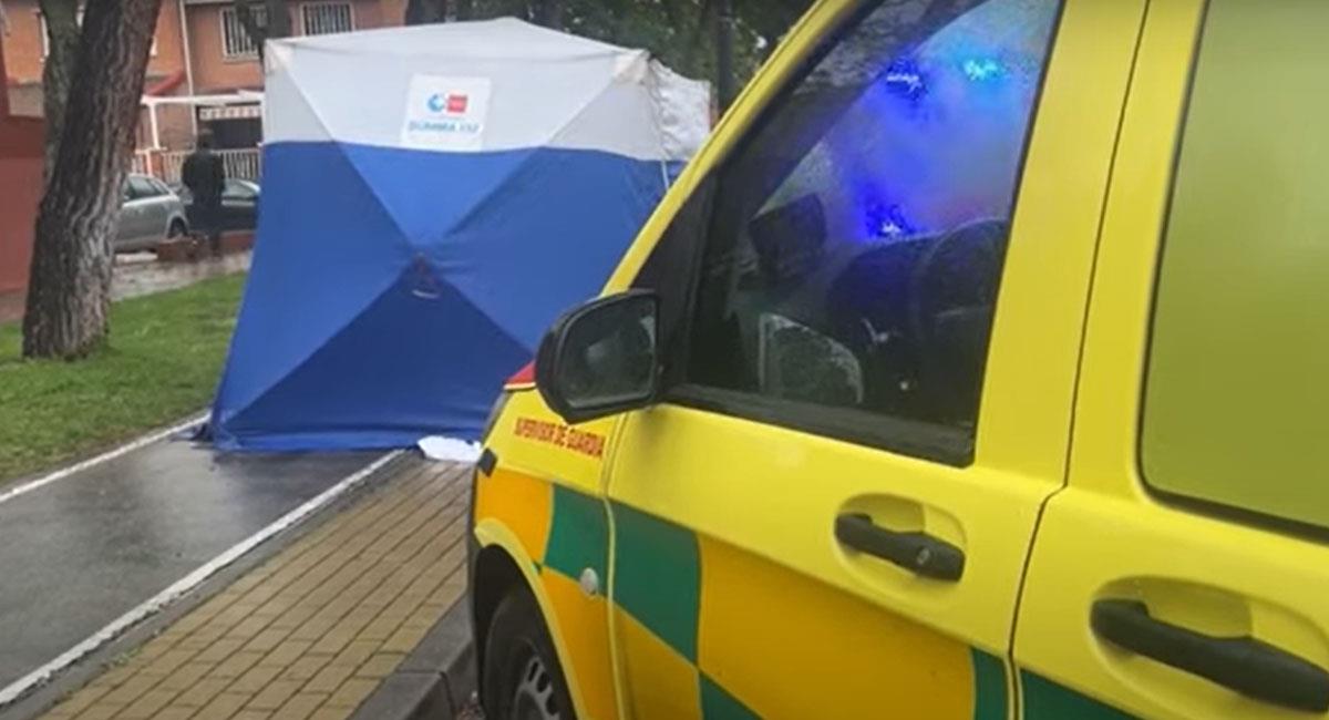 Ambulancias acudieron a tratar de salvar la vida a una mujer apuñalada, pero su esfuerzo fue inútil. Foto: Youtube
