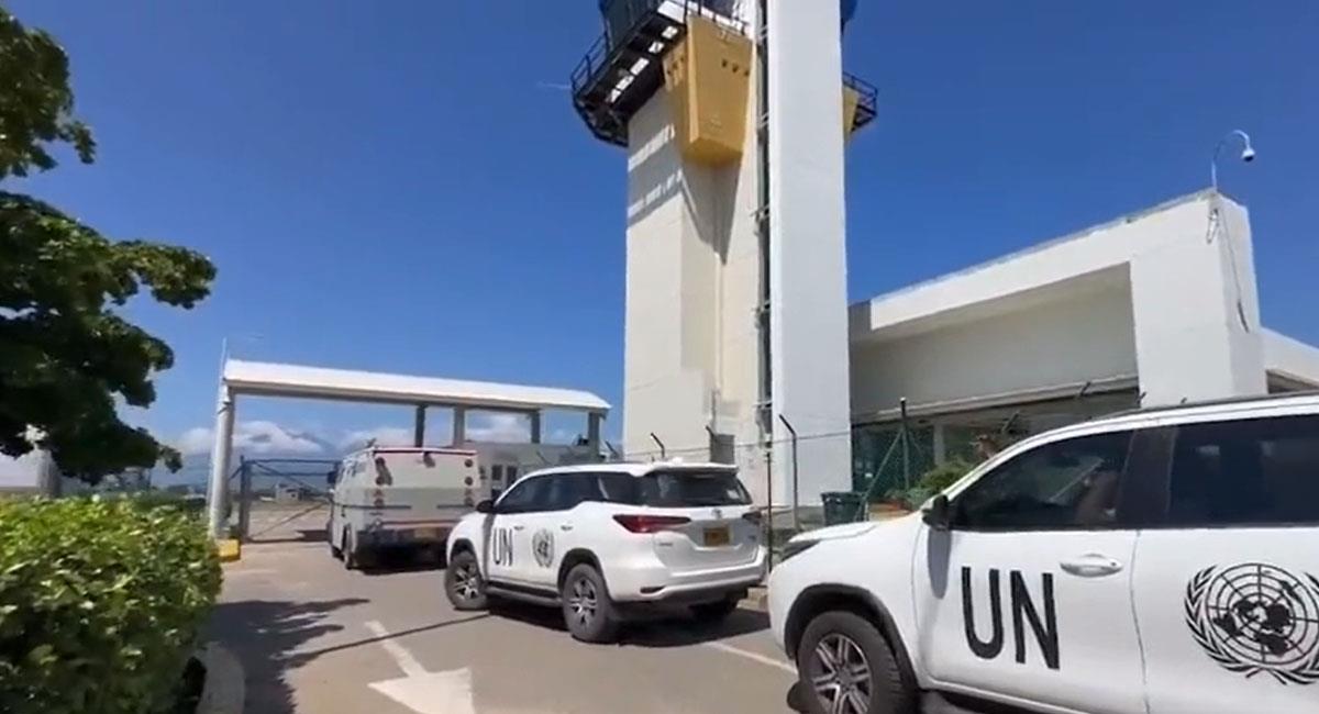 Momento en el que un funcionario de la ONU se acerca a un camión transportador de valores en Valledupar. Foto: Youtube