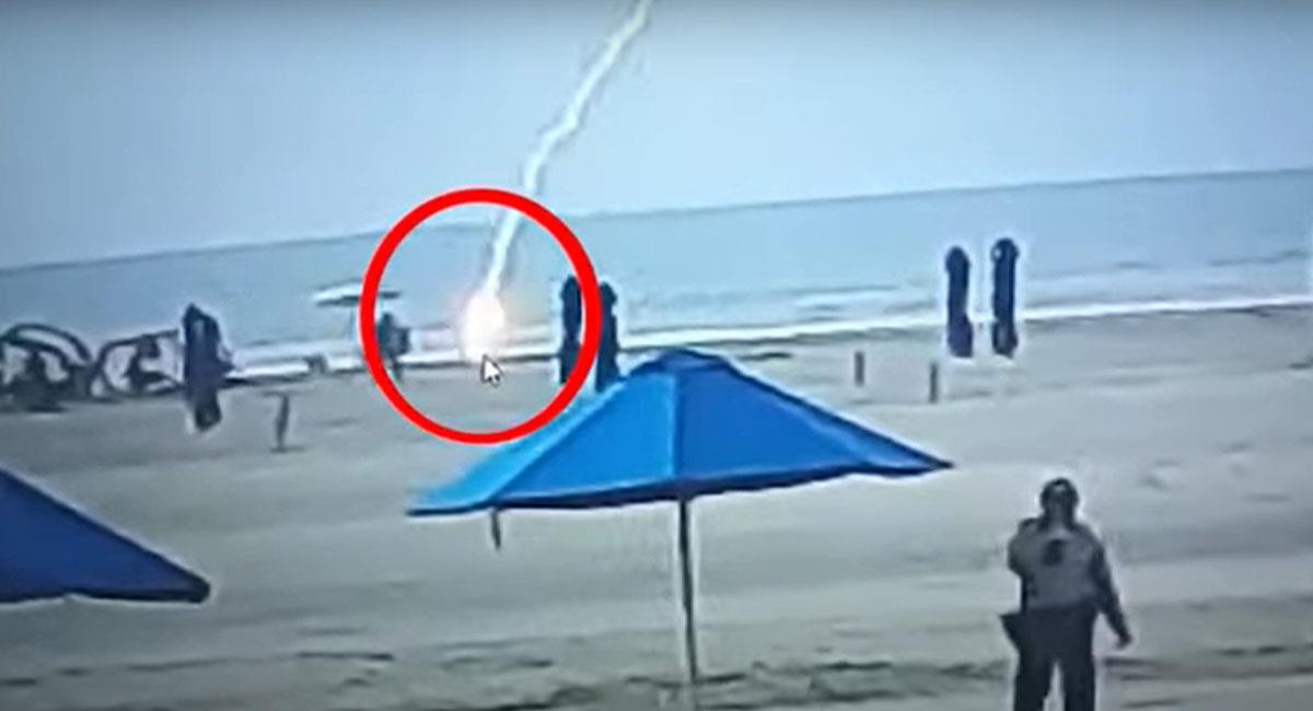 Momento exacto en el que un rayo cae sobre una turista en las playas de Cartagena. Foto: Youtube