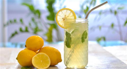Los efectos de tomar agua con limón todos los días