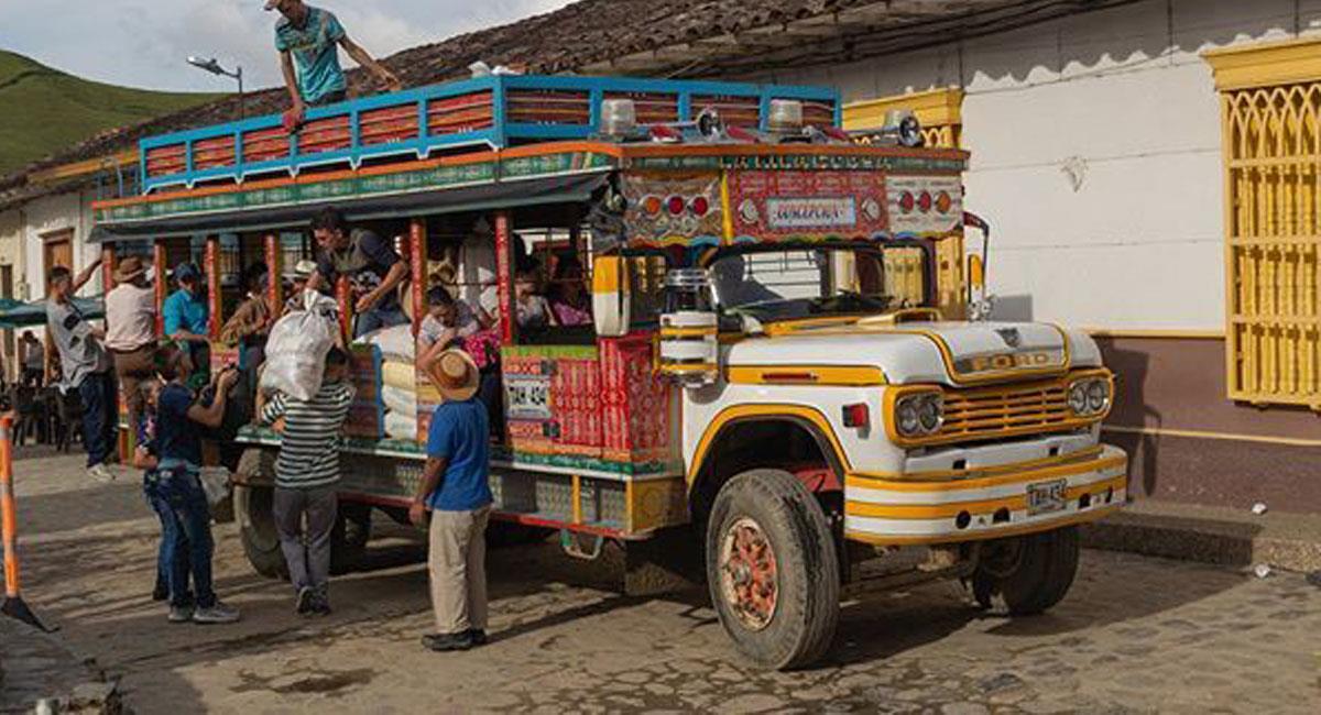 Los buses escelaras o chivas son populares en varias zonas de Colombia. Foto: Twitter @juanesoc