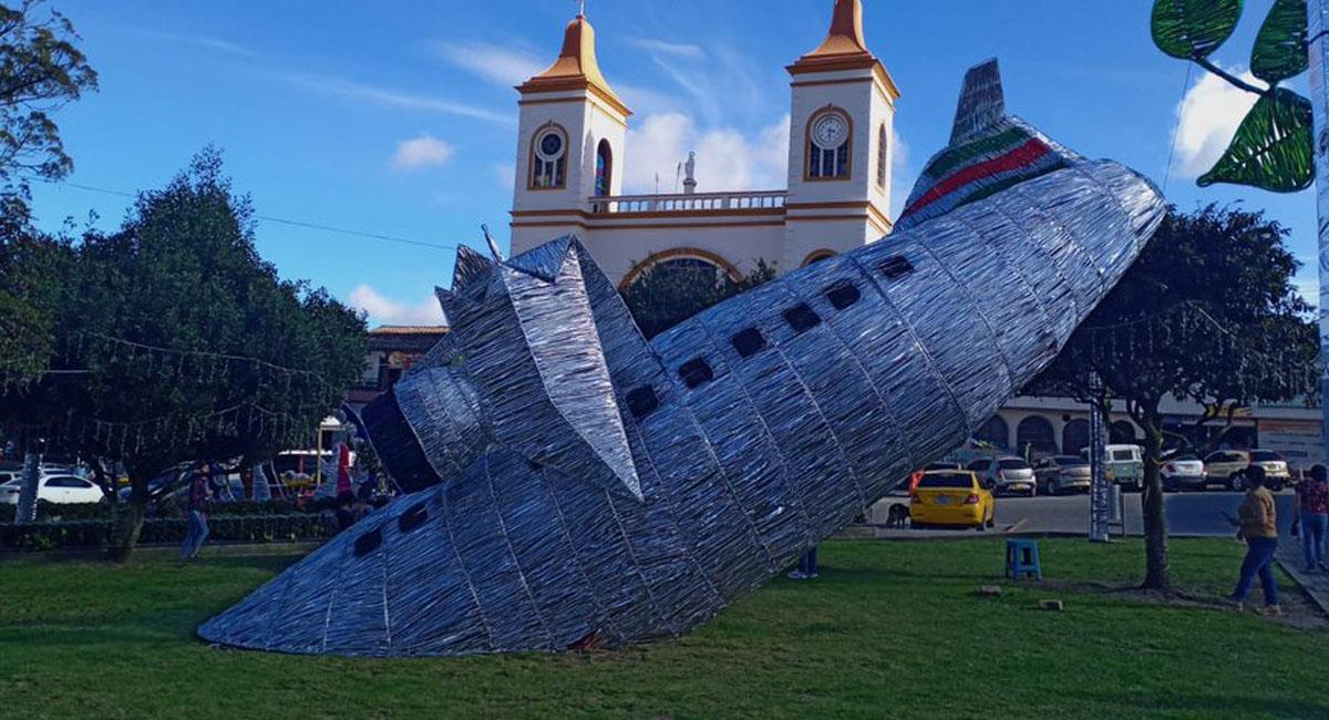 Sobre la plaza principal de La Unión reposa una figura navideña alusiva al accidente del Chapecoense. Foto: Twitter @DenunciasAntio2