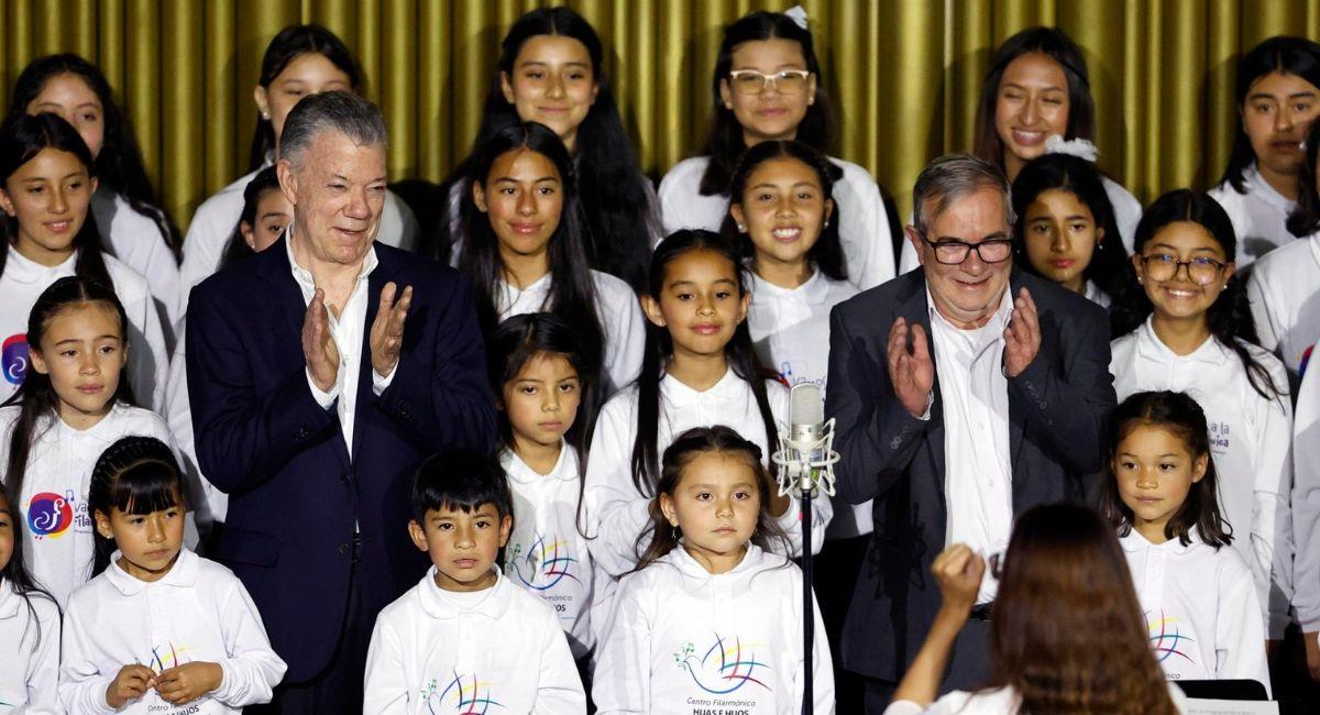 Juan Manuel Santos celebró junto a Timochenko la firma del acuerdo de paz. Foto: EFE