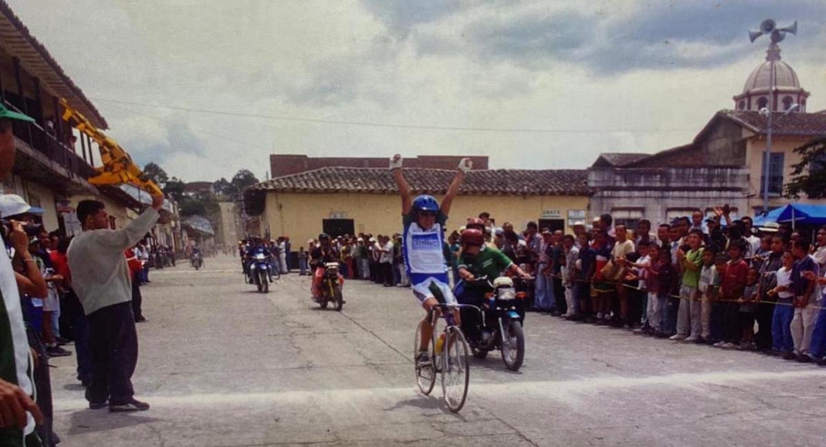 Rigoberto Urán, cruzando la meta en la Clásica de Urrao en 2001. Foto: Instagram Rigoberto Urán