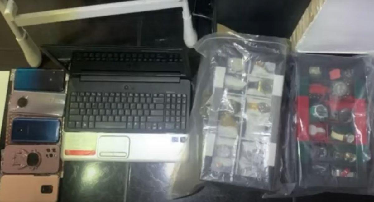 Computadores, celulares y sim cards usadas para estafar fueron halladas en la cárcel Modelo de Bogotá. Foto: Youtube