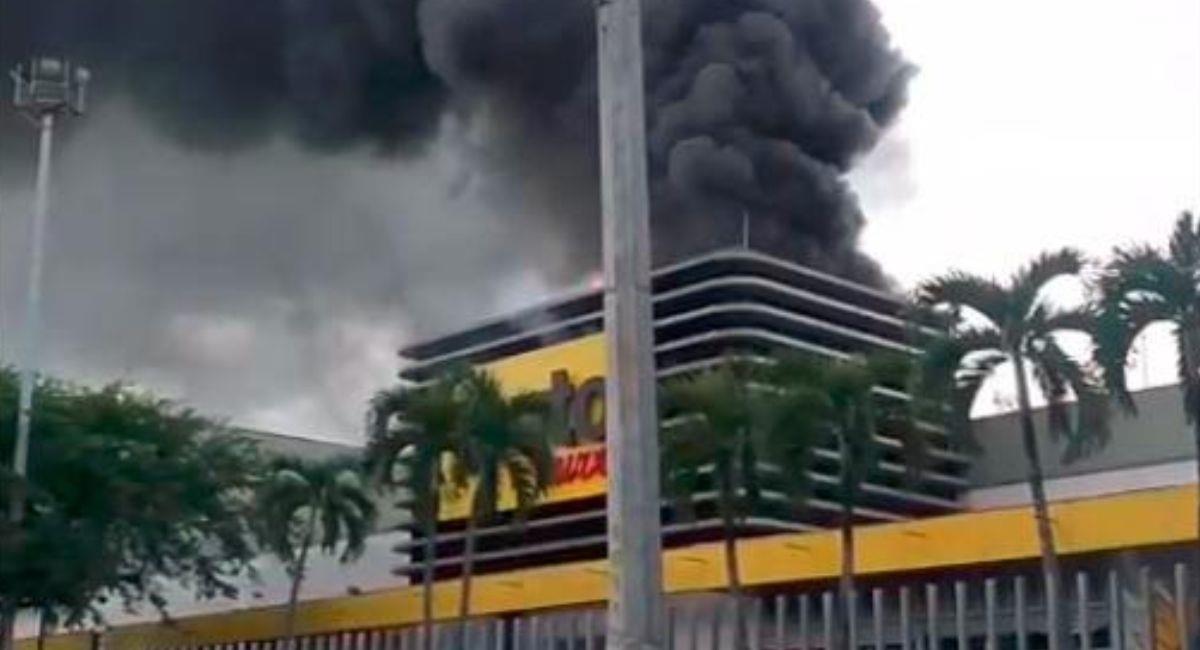 Captura de pantalla. Reportan grave incendio en el centro comercial Viva Envigado. Foto: Twitter