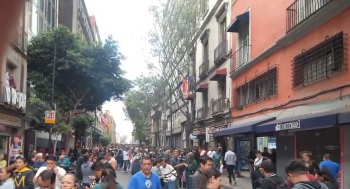 Miles de mexicanos salieron de sus casas y trabajos como parte del protocolo de evacuación por terremotos. Foto: Youtube