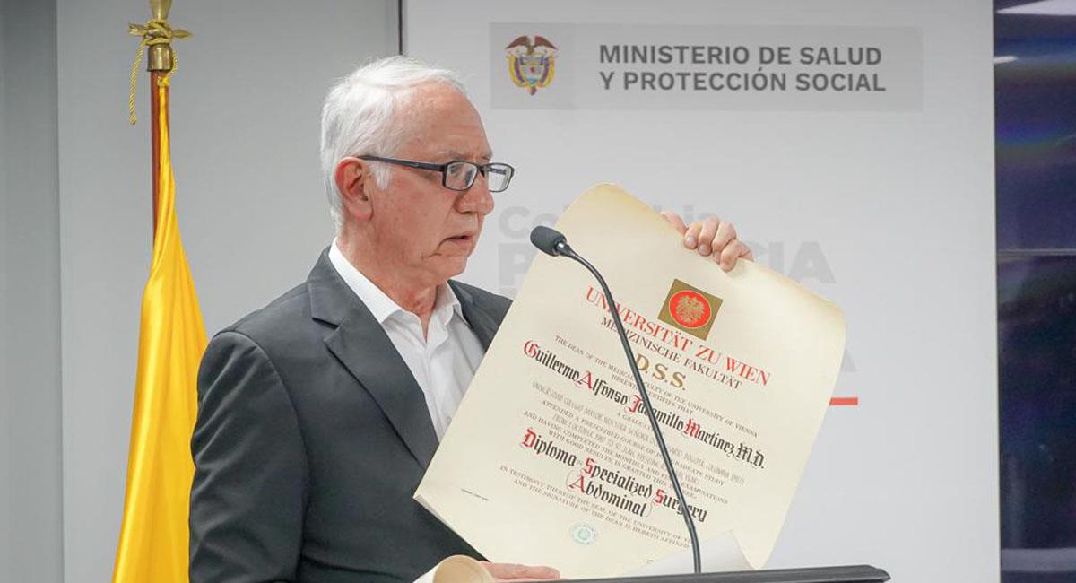 Guillermo Jaramillo, MinSalud, muestra en rueda de prensa las certificaciones y diplomas de sus estudios. Foto: Twitter @MinSaludCol
