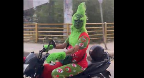 Mujer se disfrazó de “El Grinch” en Bucaramanga y su actitud la hizo viral
