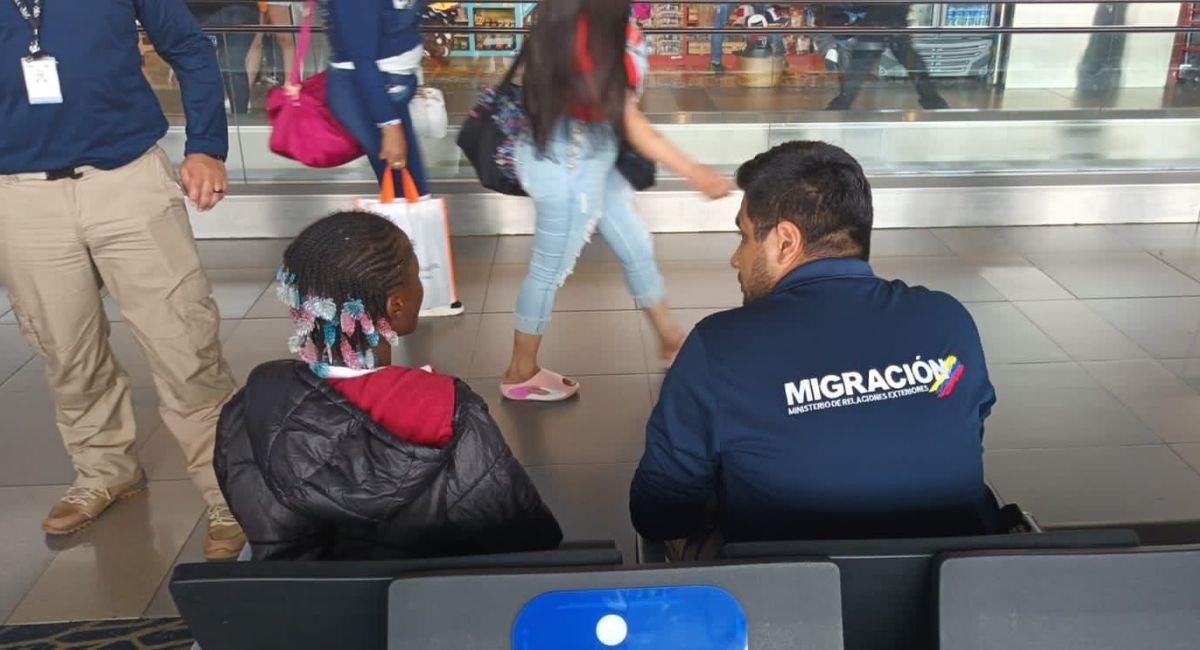 La menor de edad intentó pasar desapercibida mientras permaneció en las salas de vuelos internacionales. Foto: Twitter @MigracionCol
