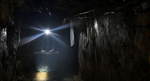 Recuperan cuerpos de mineros atrapados tras explosión en mina