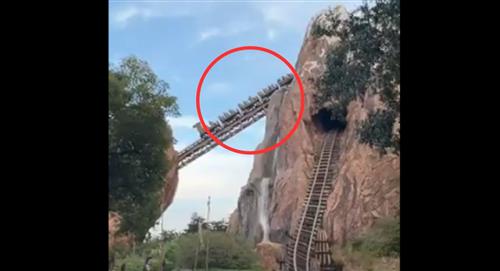 Visitantes quedan atrapados en emblemática montaña rusa de Disney