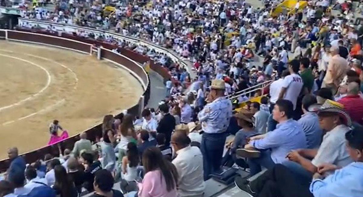 Asistentes a la plaza de toros Cañaveralejo de Cali abuchearon a Gustavo Petro. Foto: Youtube