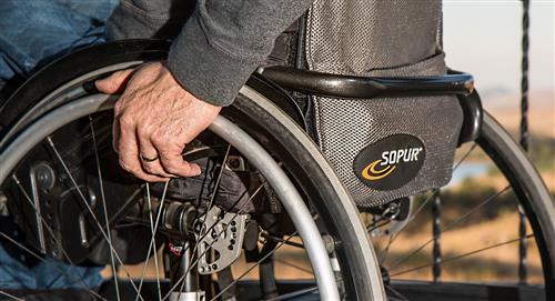 Milagro: abandona su silla de ruedas y camina sin problema