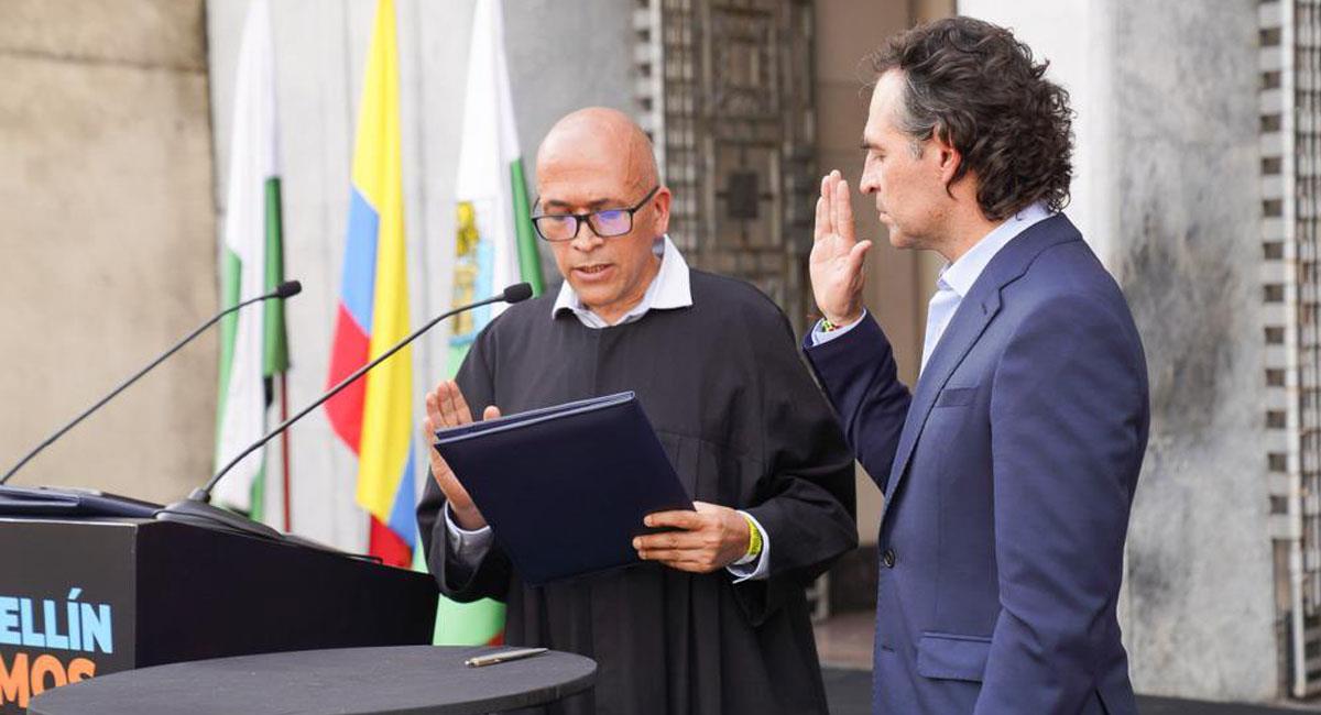 Federico Gutiérrez asumió como alcalde de Medellín y aprovechó para tirarle dardos a Gustavo Petro. Foto: Twitter @FicoGutierrez