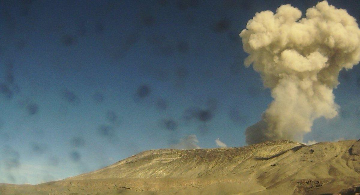 El Volcán Nevado del Ruiz incrementó su actividad sísmica este miércoles. Foto: Twitter @sgcol