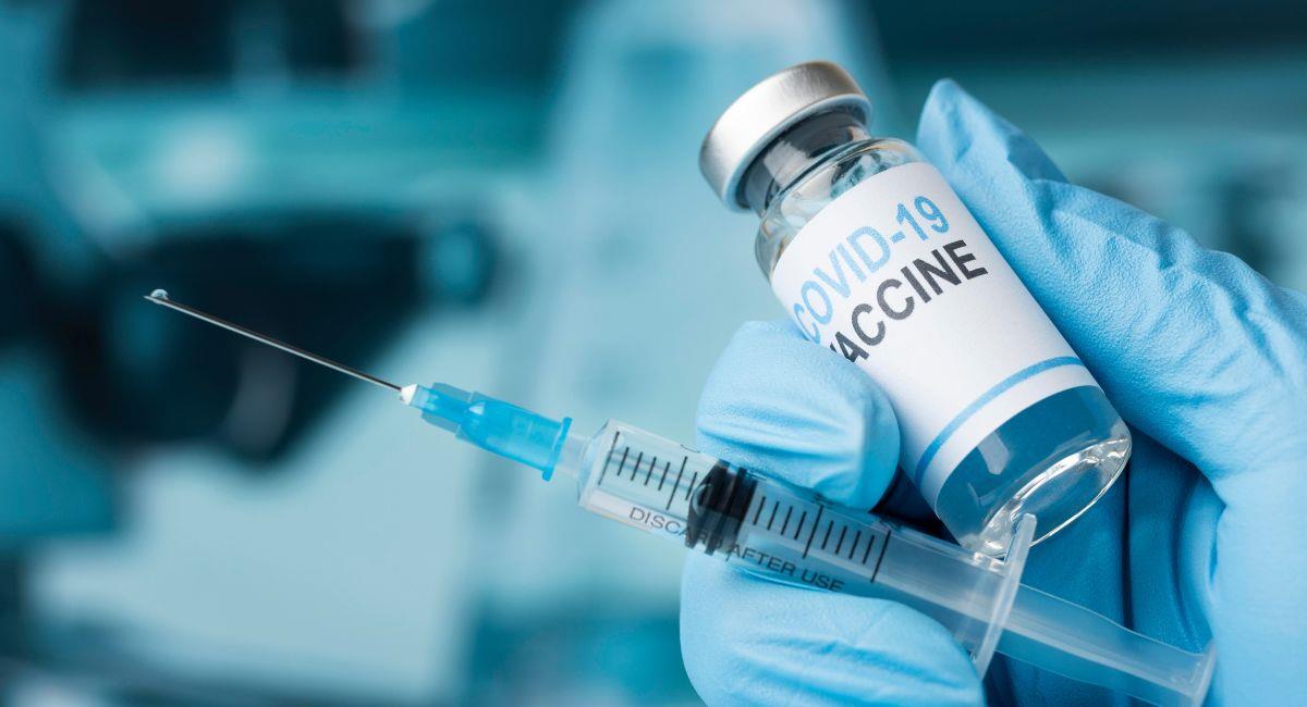 Cirujano advierte riesgos de vacunas Pfizer y Moderna contra el COVID. Foto: Freepik