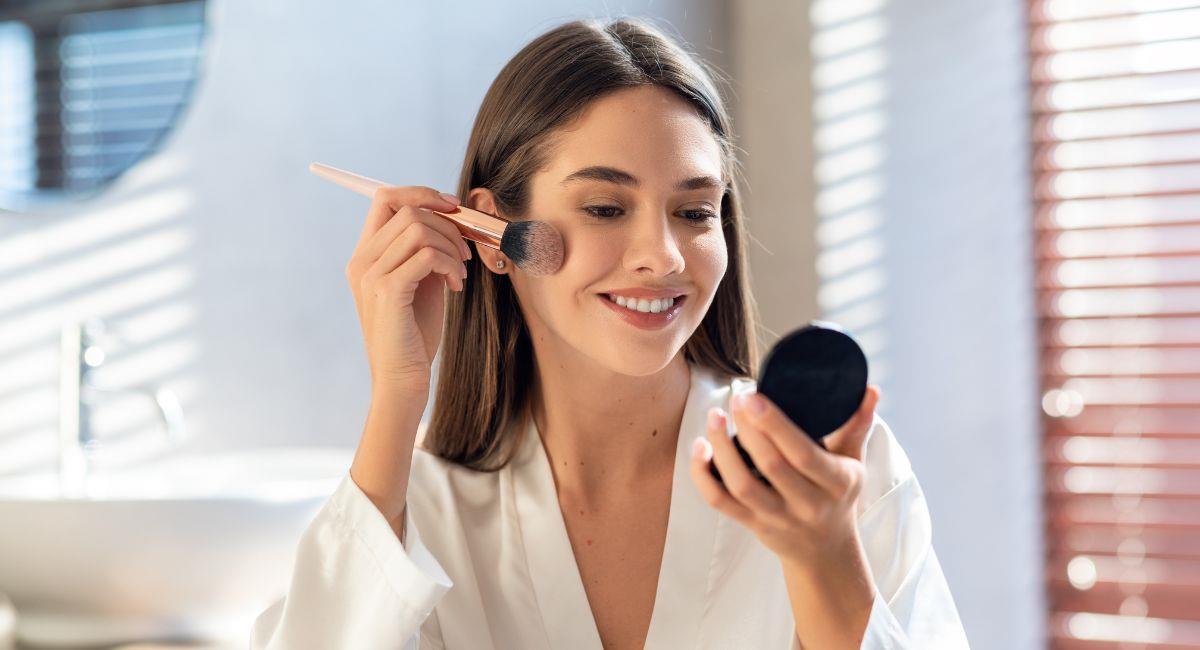 Así es la forma correcta de hacer un “maquillaje blindado”. Foto: Shutterstock