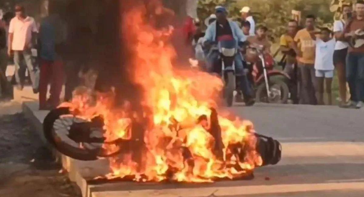Mujer le quemó la moto a su esposo tras descubrirlo con otra mujer. Foto: Twitter